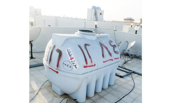 خزان مياة على أحد أسطح المباني السكنية